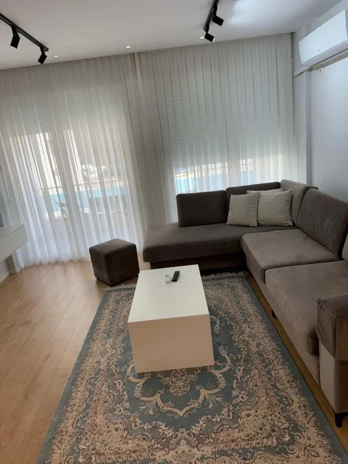 Tirane, jepet me qera apartament 1+1+Ballkon Kati 2, 67 m² 500 € (Kompleksi Mateo, Kopshti Botanik)