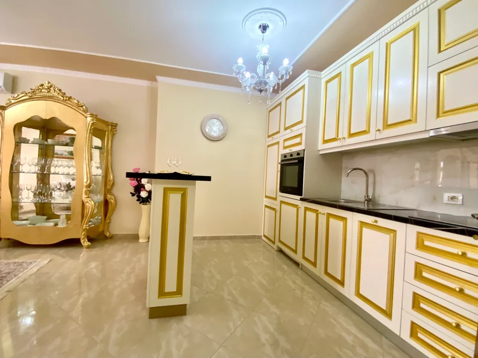 Pogradec, shitet apartament 1+1+Ballkon Kati 9, 73 m² 160.000 € (Dëshmorët e Pojskës, Pogradec)