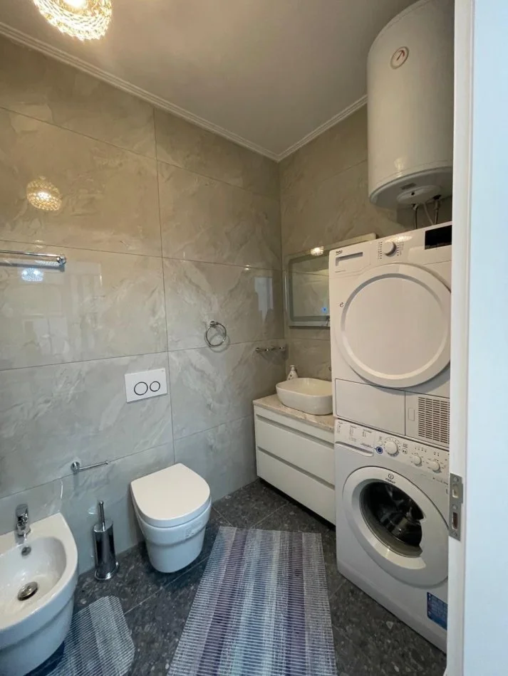 Tirane, jepet me qera apartament 1+1 Kati 4, 55 m² 450 € (Brryli)