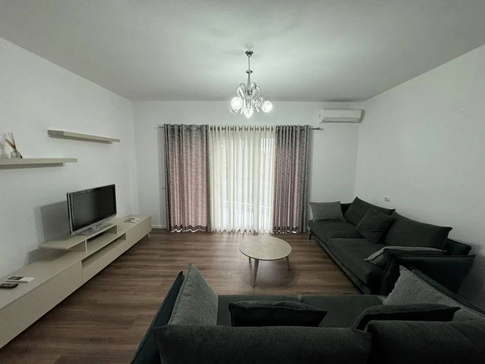 Tirane, jepet me qera 2+1 Kati 3, 107 m² 700 € 