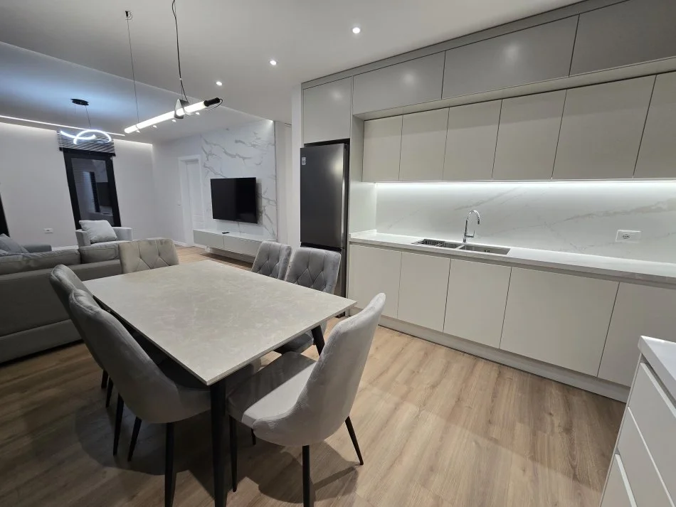 Tirane, jepet me qera apartament 2+1 Kati 7, 100 m² 700 € (Astir)