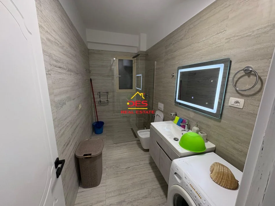 Vlore, jepet me qera apartament 2+1+Ballkon Kati 2, 90 m² 400 € (Rruga Hajredin Haxhiraj)