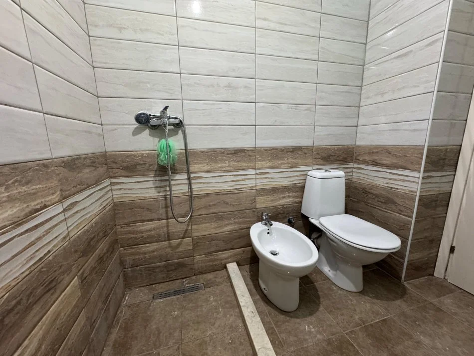 Tirane, shes apartament 1+1 Kati 3, 72 m² 147.000 € (stacioni i trenit)