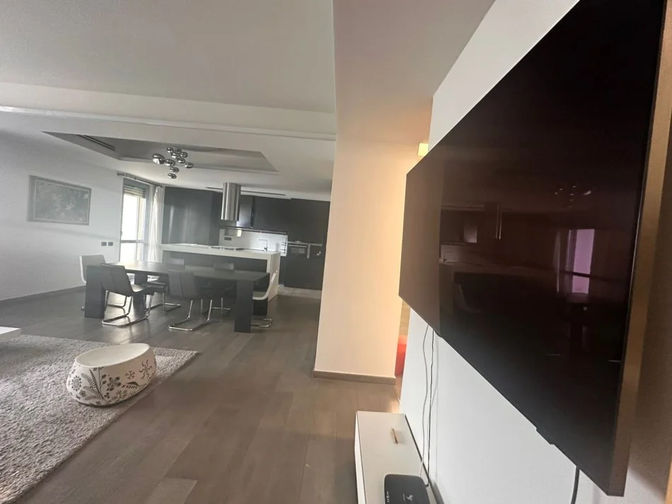 Tirane, jepet me qera zyre Kati 2, 190 m² 2.000 € 