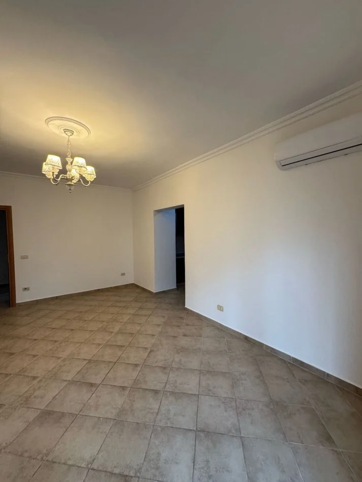 Tirane, jepet me qera apartament 2+1+Ballkon Kati 2, 130 m² 700 € (rruga Qemal Stafa)