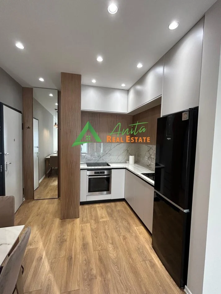 Tirane, jepet me qera apartament 1+1 Kati 20, 77 m² 1.000 € (Rruga e Kavajes)