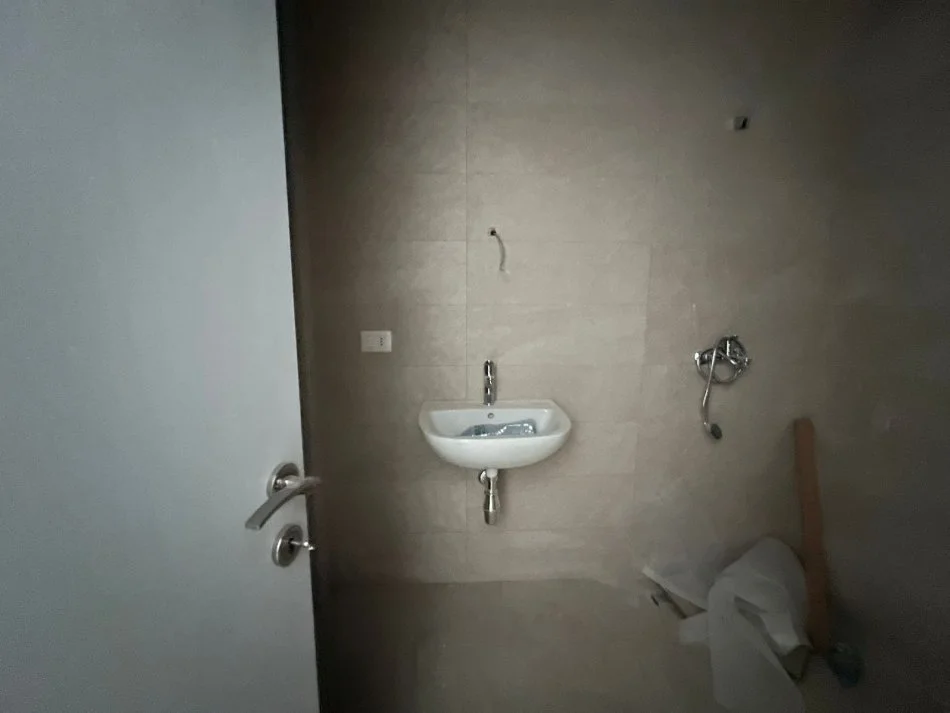 Tirane, jepet me qera apartament 2+1+Ballkon Kati 5, 100 m² 550 € (rruga dibres)