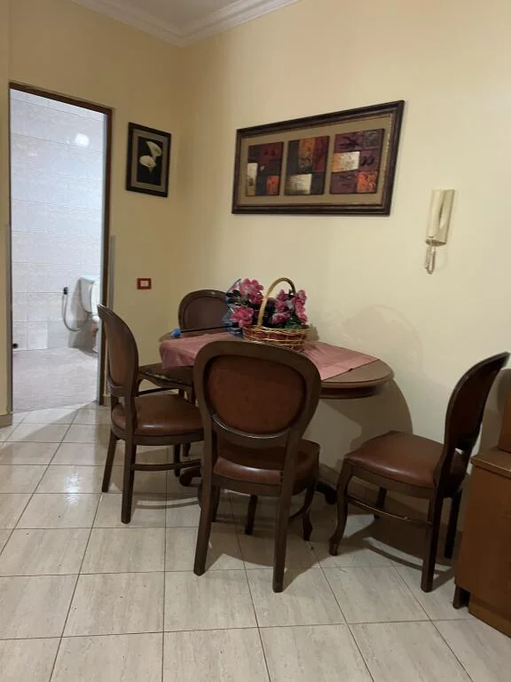 Tirane, jepet me qera apartament 2+1+Ballkon Kati 2, 100 m² 500 € STACIONI I TRENIT