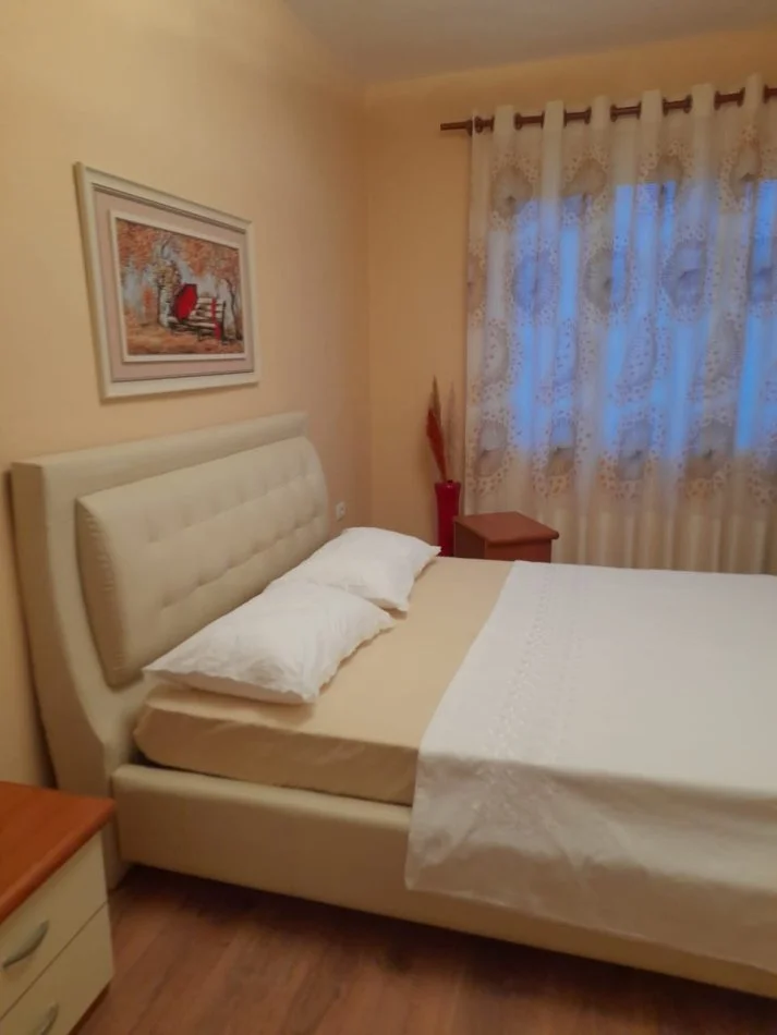 Tirane, jepet me qera apartament 2+1+Ballkon Kati 4, 87 m² 500 € (Rruga Sander Prosi)