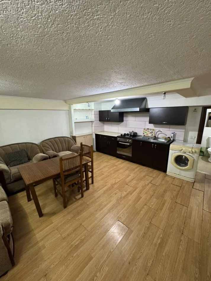 Tirane, jepet me qera garsonier 1+1 , 300 € 