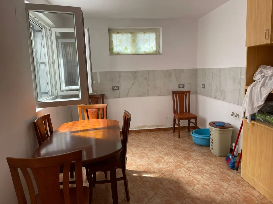 APARTAMENT  1+1 ME QIRA    (RRUGA BARDHYL) 400 EURO