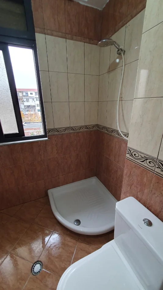 Tirane, jepet me qera apartament 1+1 Kati 5, 65 m² 470 € (Myslym Shyr prane Karburant Kastrati)