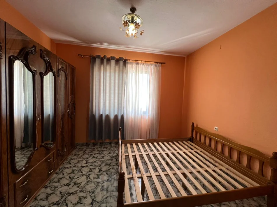 Tirane, jepet me qera shtepi 5+1+Ballkon Kati 2, 250 m² 550 € (Rruga Shefqet Kuka)