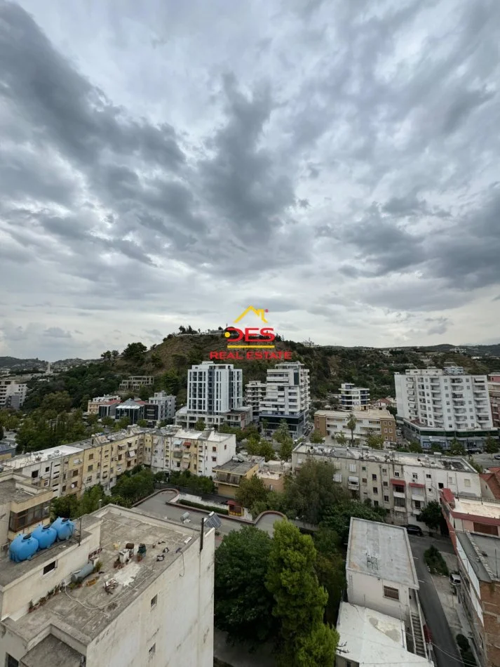 Vlore, jepet me qera apartament 2+1+Ballkon Kati 10, 120 m² 350 € (Rruga Hajredin Haxhiraj)