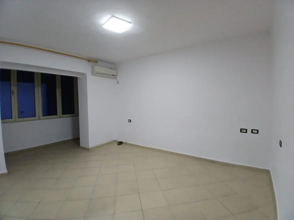 Tirane, jepet me qera ambjent biznesi Kati 2, 60 m² 60.000 Leke (Rruga e Durresit)