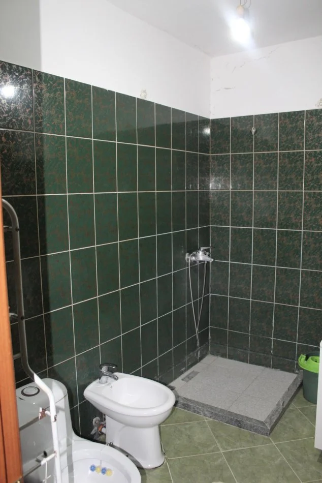 Tirane, shes apartament 1+1+Ballkon Kati 2, 83 m² 75.500 € (Rruga Muhamet Deliu)