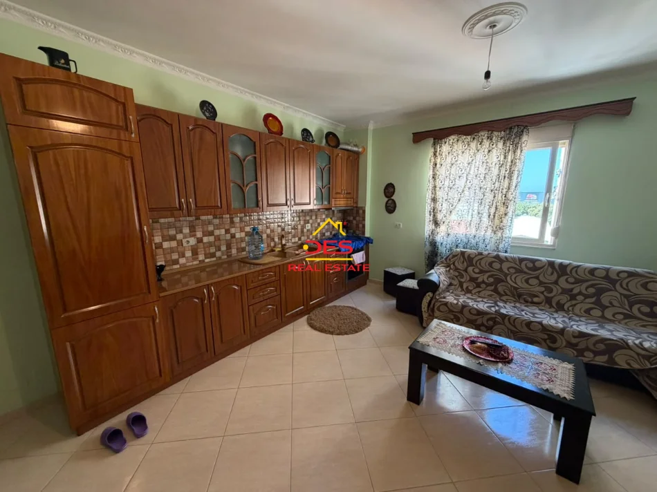 Vlore, jepet me qera apartament 2+1+Ballkon Kati 4, 110 m² 450 € (Rruga Lef Sallata)