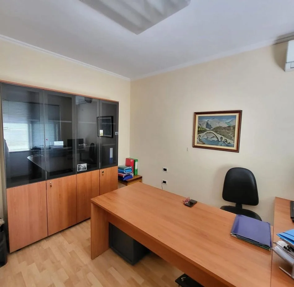 Tirane, jepet me qera zyre Kati 2, 70 m² 600 € (Stadiumi Dinamo)