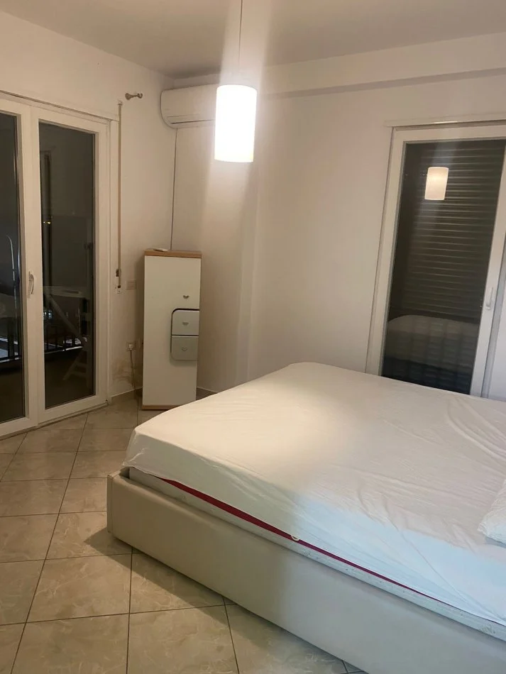 Tirane, jepet me qera apartament 2+1+Ballkon Kati 3, 100 m² 700 € 