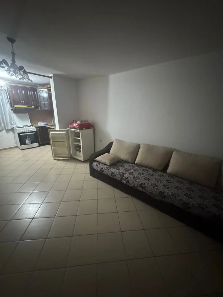 Tirane, jepet me qera apartament 1+1 Kati 1, 71 m² 280 € (pandi dardha)