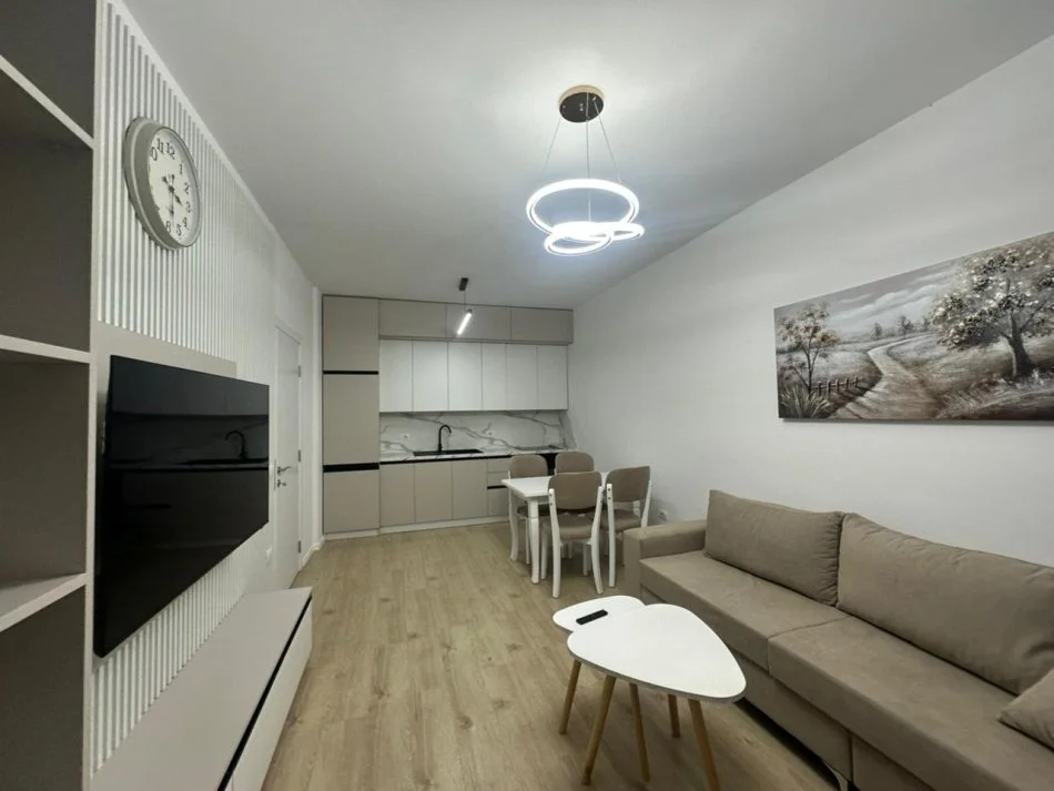Tirane, jepet me qera apartament 2+1 , 100 m² 1.000 € (KOMUNA E PARISIT)