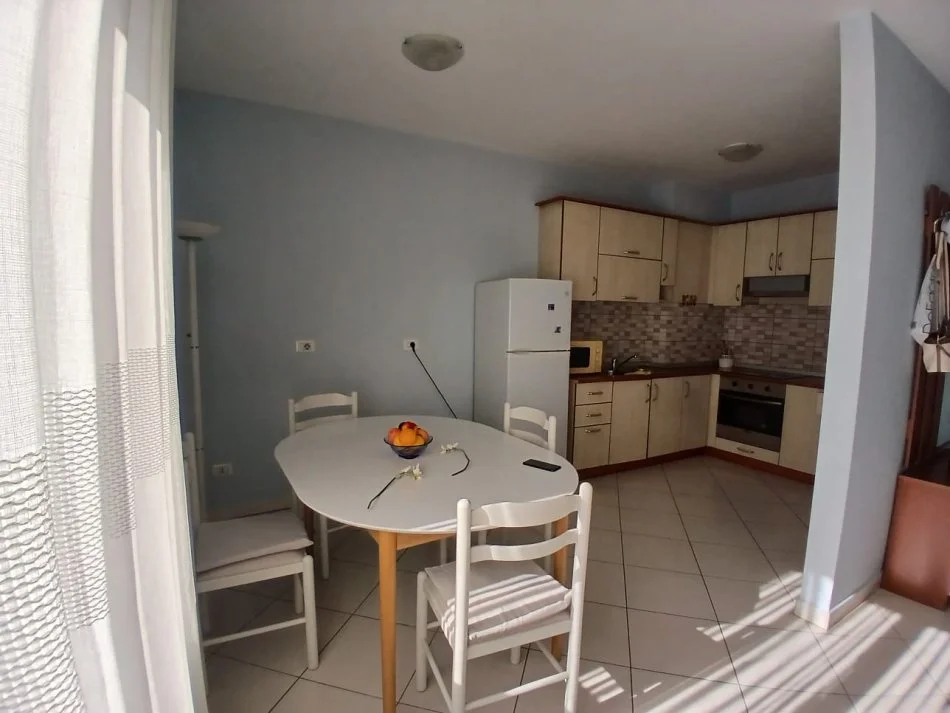 Tirane, jepet me qera apartament 2+1+Aneks Kati 9, 115 m² 750 € (Rruga Barrikadave,prane kryqezimi 9-kateshet)