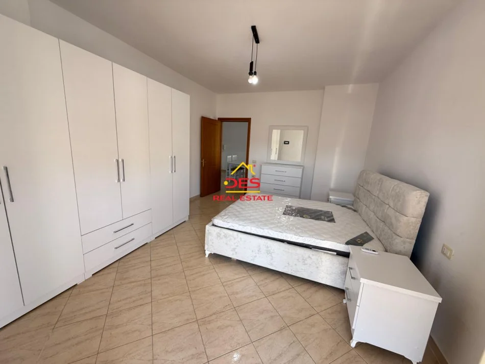 Vlore, jepet me qera apartament 1+1+Ballkon Kati 7, 75 m² 350 € (Rr Kosova, Vlorë)