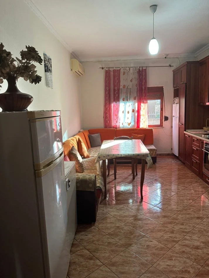 Tirane, jepet me qera Vile 3 Katshe Kati 0, 1.600 m² 2.500 € (SAUK)