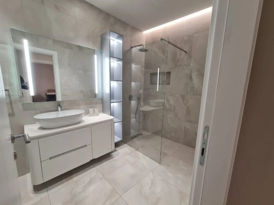 Tirane, jepet me qera apartament 1+1+Ballkon Kati 4, 82 m² 1.000 € (Pazari i Ri)