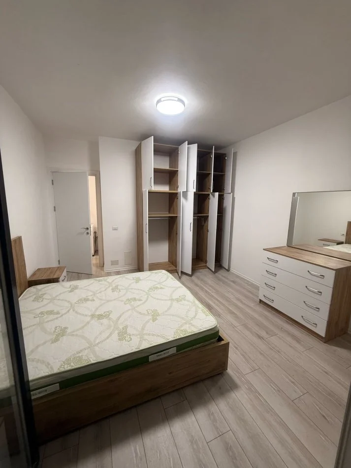 Tirane, jepet me qera apartament 1+1+Ballkon Kati 9, 75 m² 450 € (rruga tre Deshmoret)