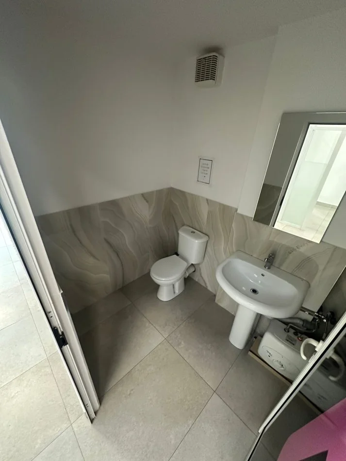 Tirane, jepet me qera ambjent biznesi Kati 0, 205 m² 3,000 € (Komuna Parisit)