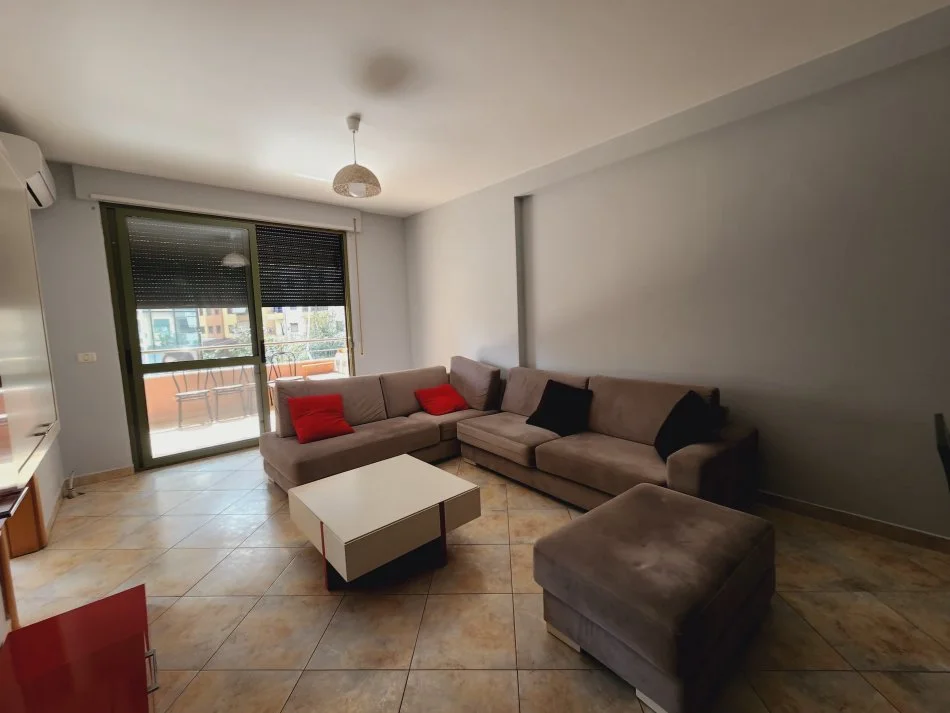 Komuna e Parisit, apartament 3+1 me qira!