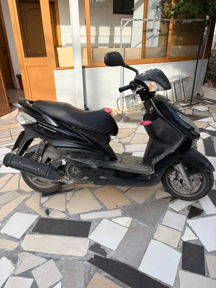 Tirane, Scooter Yamaha 125 , e zeze 64.000 km 550 €