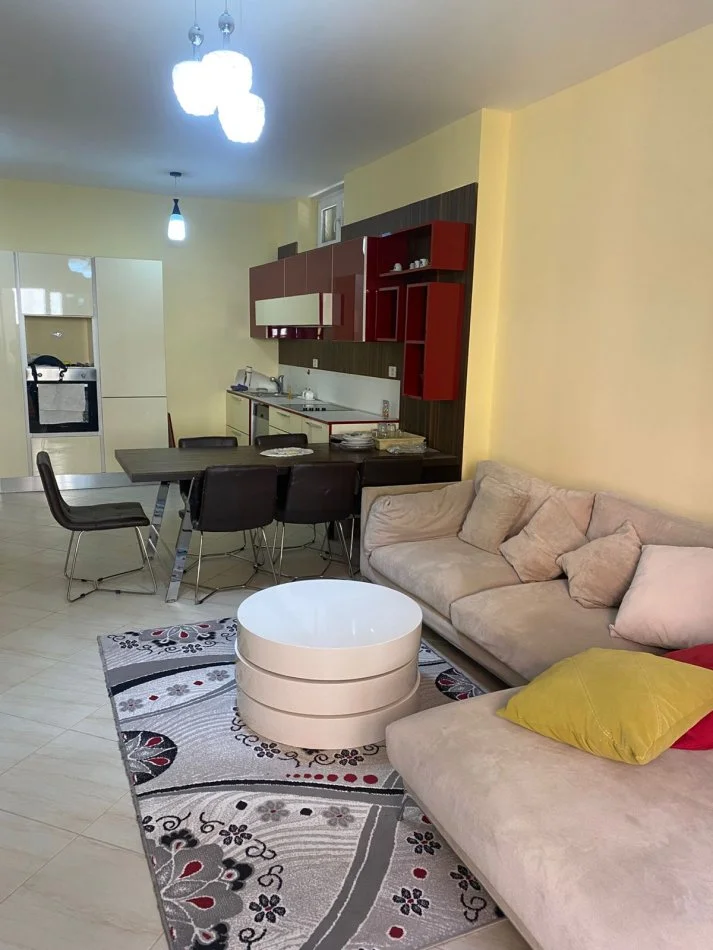 Tirane, jepet me qera apartament 2+1+2 Tualete+Ballkon , 600 € (Liqeni Thate)