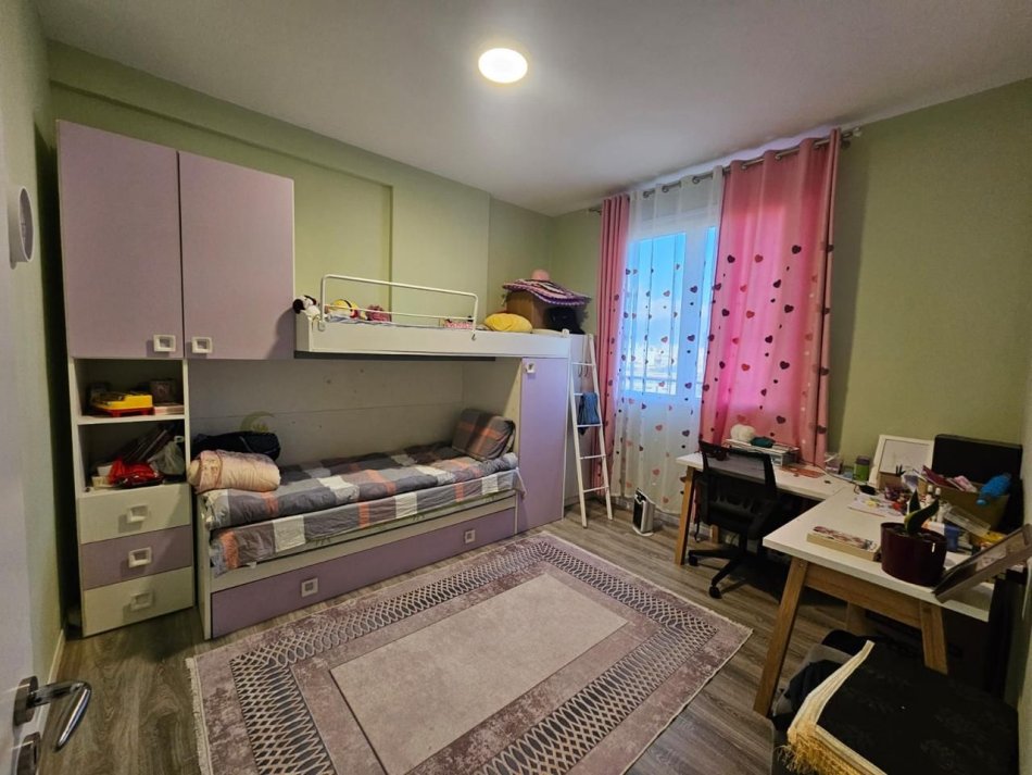 Tirane, jepet me qera 2+1+Ballkon Kati 4, 105 m² 761 € (Ish fusha e aviacionit)