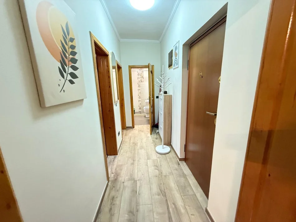 Tirane, jepet me qera apartament 3+1 Kati 3, 120 m² 650 € (Rruga e kavajes)