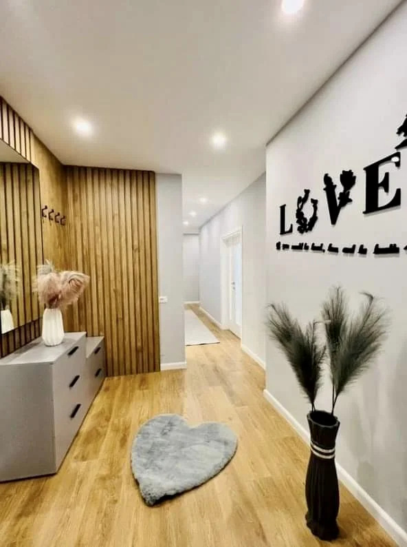 Tirane, jepet me qera apartament 2+1+Aneks+Ballkon, Kati 4, 120 m2 800 € (Zogu i Zi)