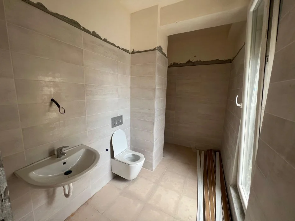 Tirane, jepet me qera apartament 3+1 Kati 8, 140 m² 600 € (Ish fusha e aviacionit)