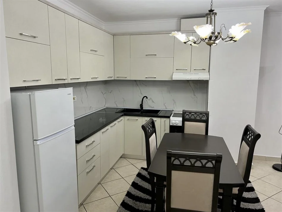 Tirane, jepet me qera apartament 2+1+Ballkon Kati 4, 98 m² 600 € (Rruga Tish Daija)
