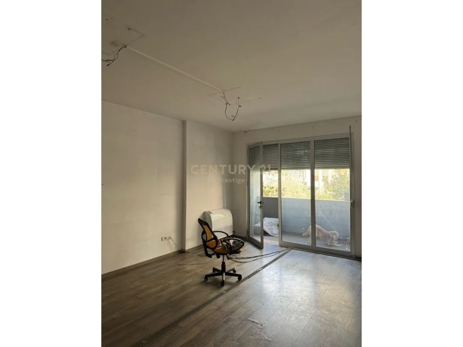 Tirane, jepet me qera ambjent biznesi Kati 1, 104 m² 1.500 € (Stadiumi Dinamo)