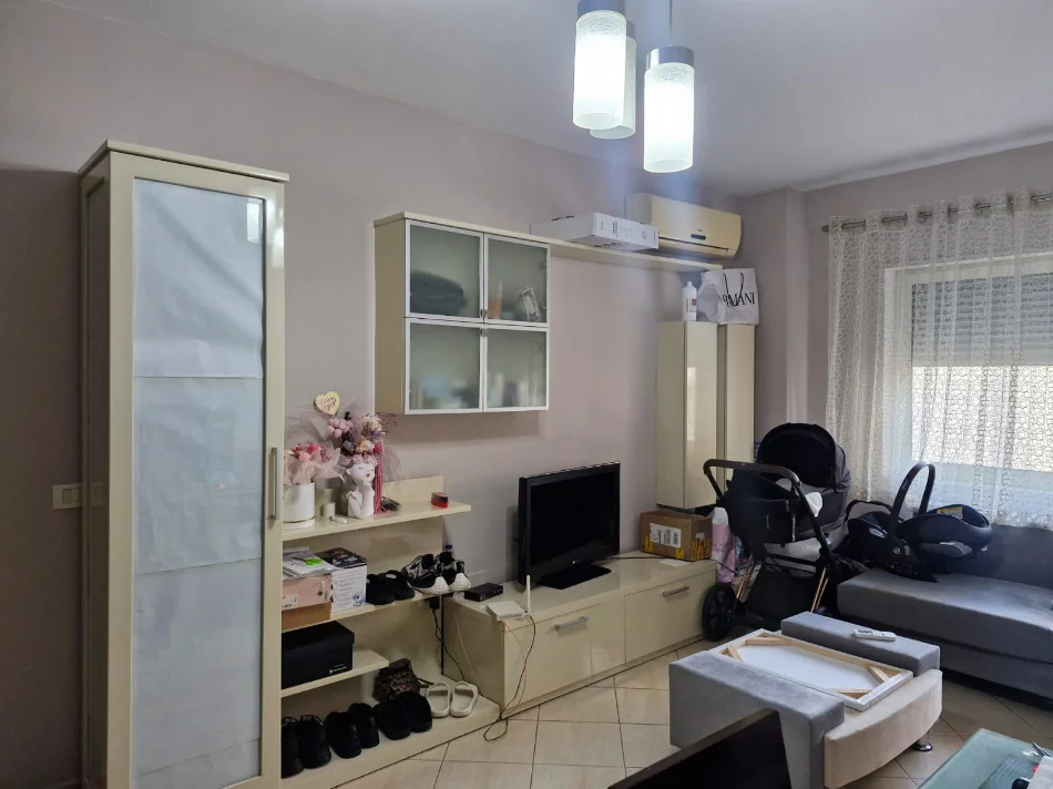 Tirane, jepet me qera apartament 1+1 Kati 3, 50 m² 550 € (Ish parku)