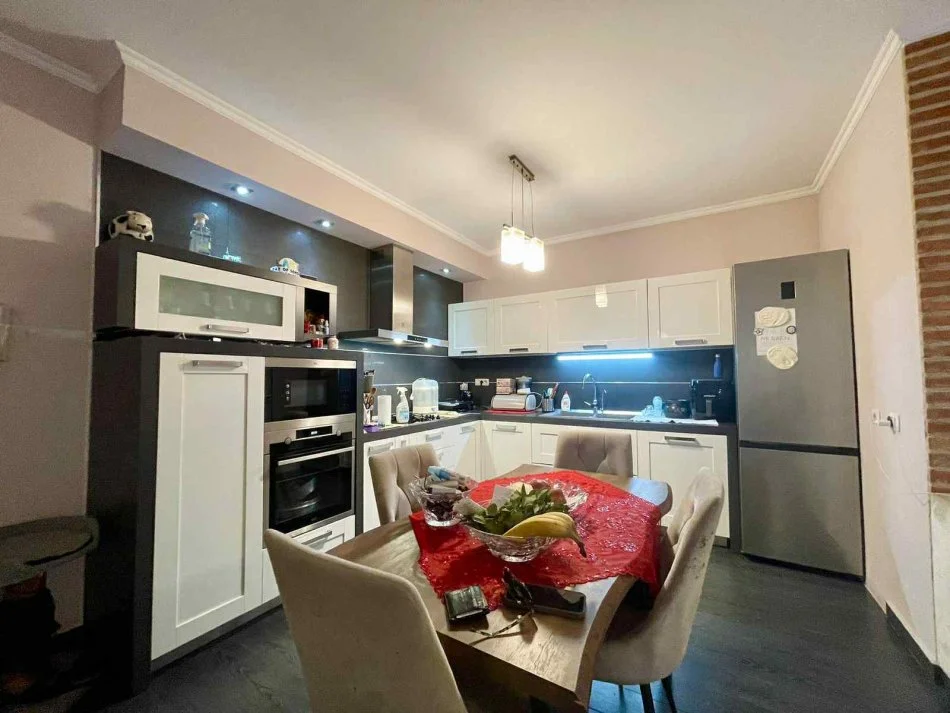 Tirane, jepet me qera apartament 2+1+Ballkon Kati 3, 105 m² 850 € (DON BOSKO PRANE VODAFONE)