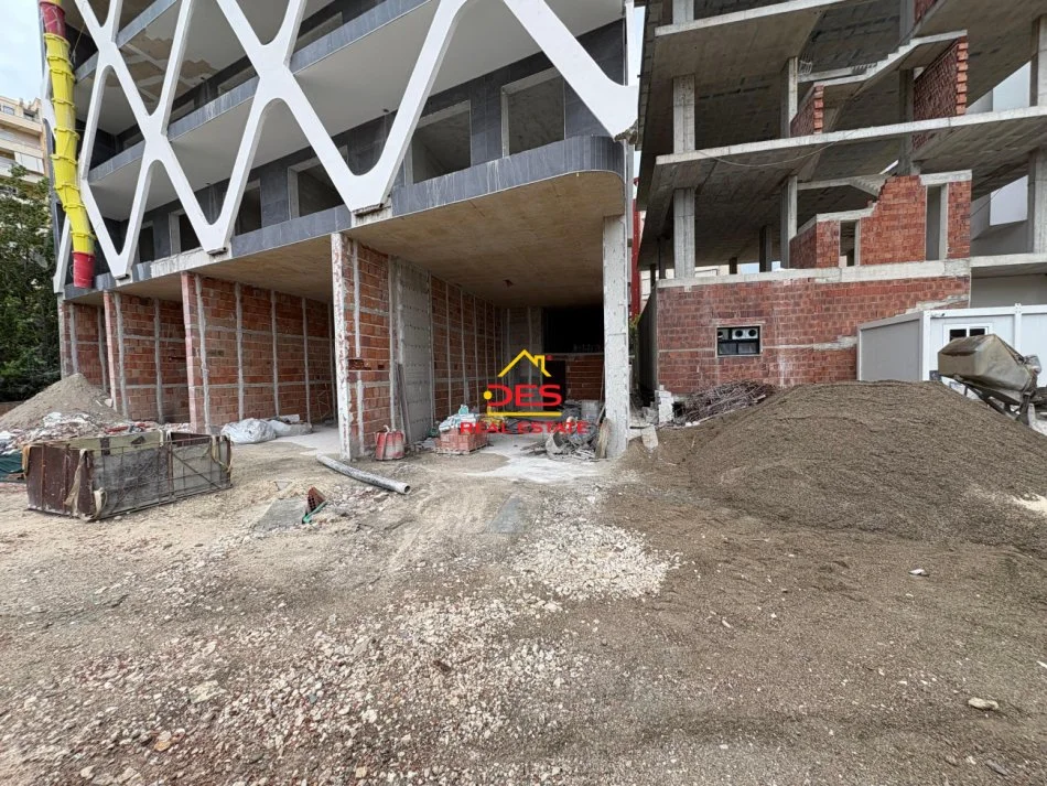 Vlore, shitet ambjent biznesi , 102 m² 465.000 € (Rruga Irakli Pylli)