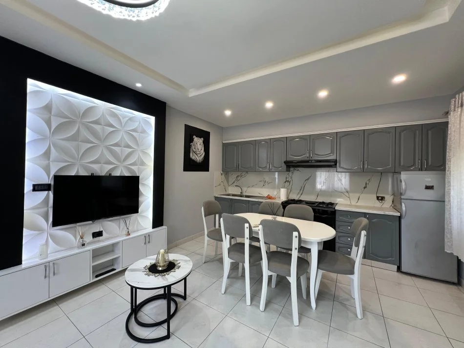 Tirane, jepet me qera shtepi 1+1 Kati 1, 90 m² 600 € 