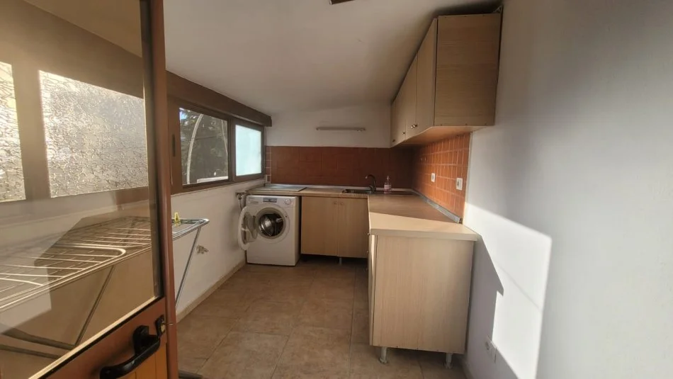 Tirane, jepet me qera apartament 3+1+Ballkon Kati 3, 167 m² 800 € (prane Fakultetit Ekonomik)
