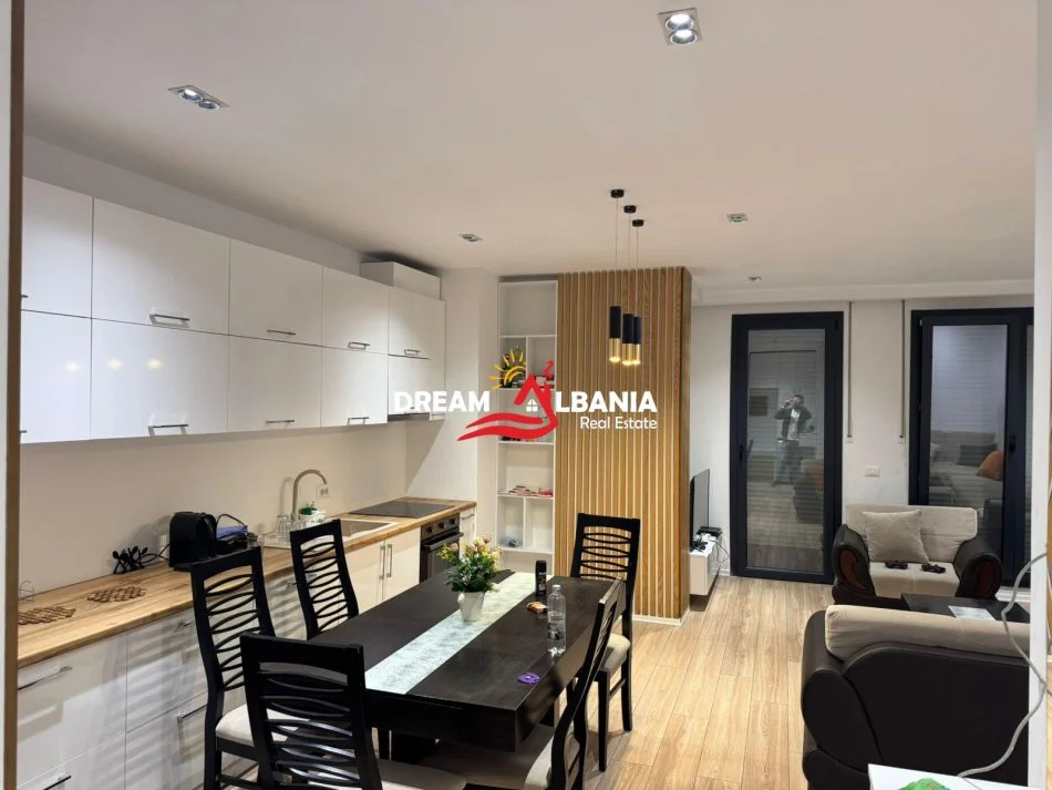 Tirane, jepet me qera apartament 2+1 , 95 m² 650 € (Kompleksi Zirkon)