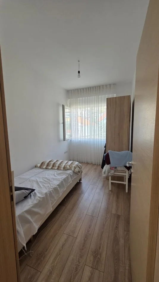 Tirane, jepet me qera apartament 2+1 Kati 3, 92 m² 700 € (Kompleksi fz)