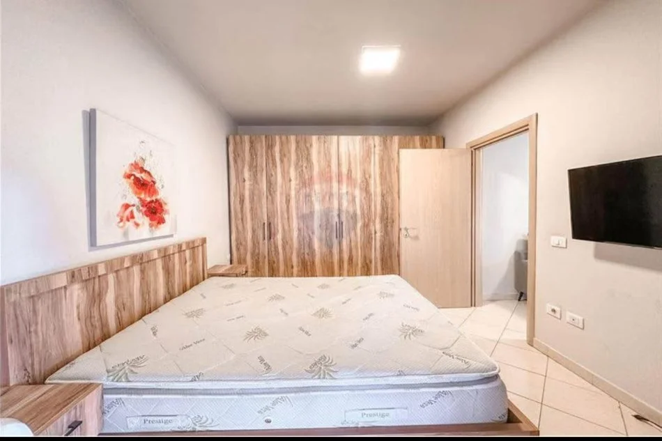 Tirane, jepet me qera apartament 1+1+Ballkon Kati 8, 65 m² 550 € (Rruga e Kavajes)