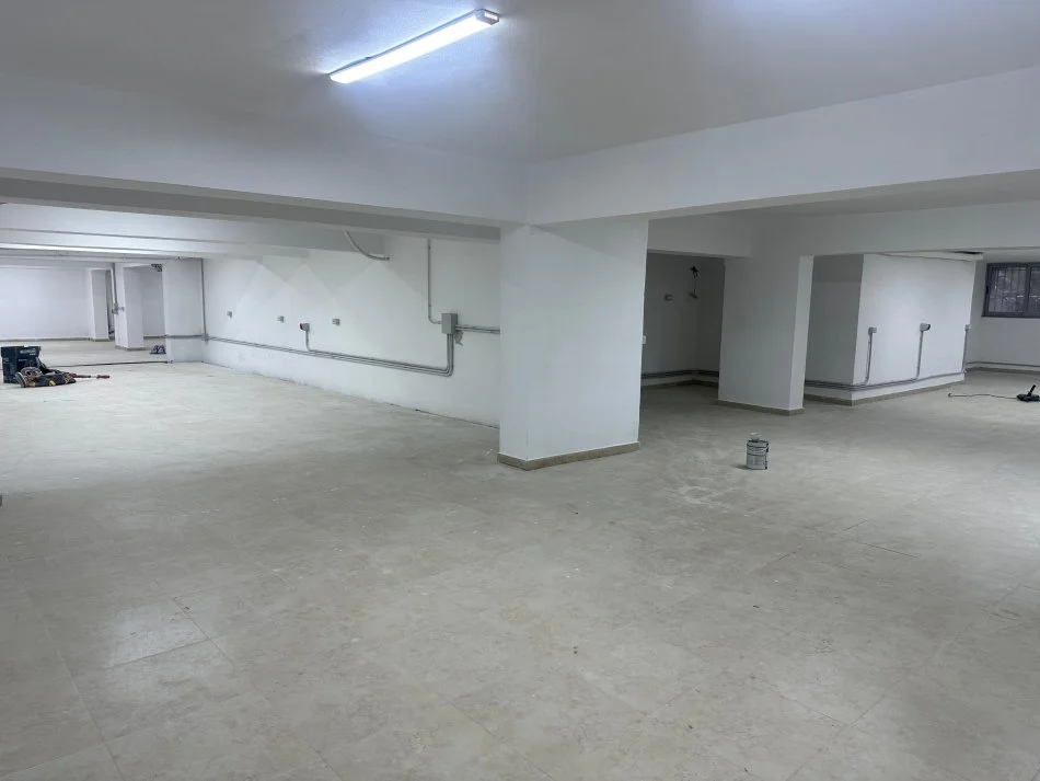 Tirane, jepet me qera ambjent biznesi Kati -1, 301 m² 1.400 € (Yzberisht)
