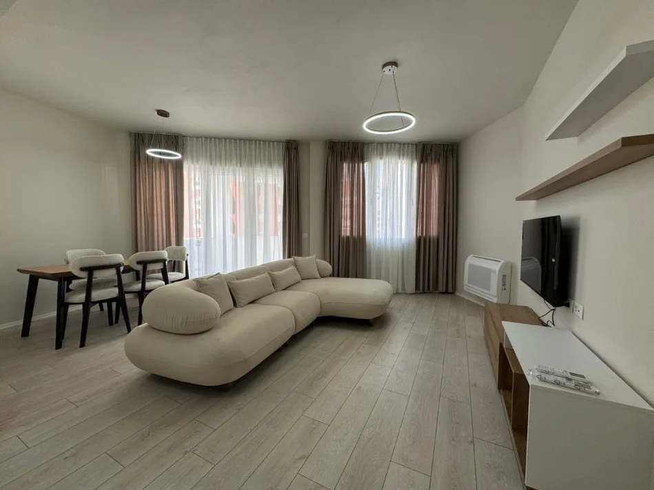 Tirane, jepet me qera apartament 1+1+Ballkon Kati 2, 70 m² 650 € (River Residence Astir)